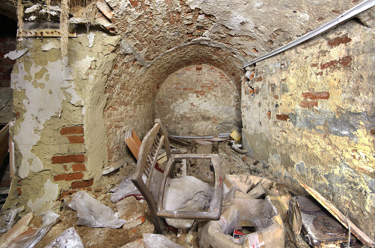 Starší sklep pod původní budovou hostince je sklenut pěknou cihlovou valenou klenbou.