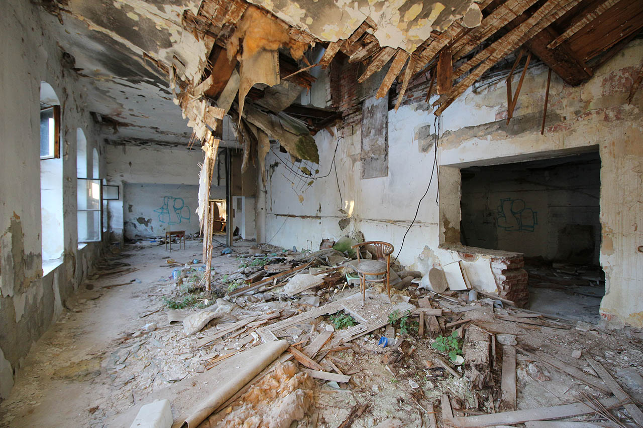 Patrně nejzávažnější překážkou opravy objektu je působivě zřícená podlaha salónku v prvním patře. Z hlavního sálu restaurace vypadá otvor jako by do budovy vletěl střechou několikakilogramový meteorit.