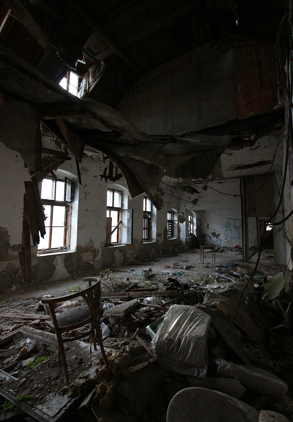 Možná tudy proletěl čert, který dřív unesl také Fausta. Snad tentokrát mířil dolů a pod hromadou suti je další otvor vedoucí až do pekla…