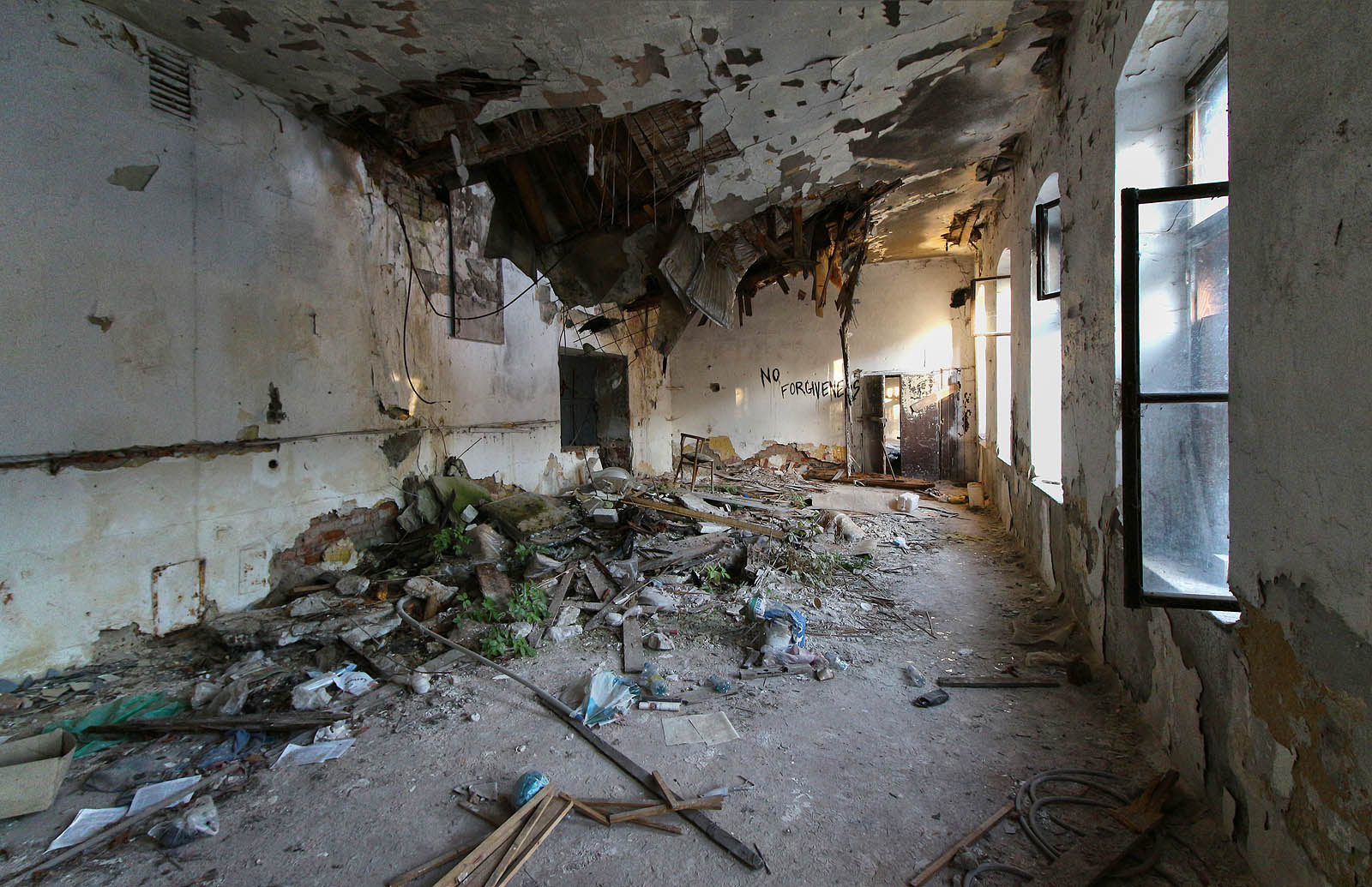 Ať tak nebo tak, romanticky vyhlížející polozhroucená místnost dává tušit, že hotel už před sebou nemá moc dlouhou budoucnost.