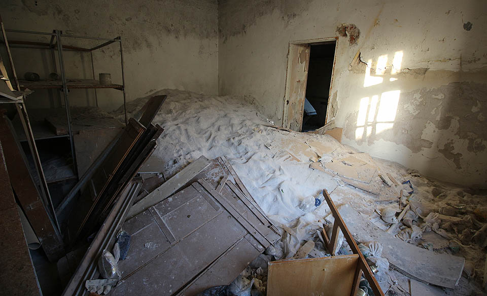 Neméně záhadná je hromada bílého prachu ve vedlejší místnosti. Je to mouka, vápno, perlit nebo kokain? Snad je v hromadě ukryt poklad podnikatelů z 90. let 20. století, kteří tu v té divoké době působili.