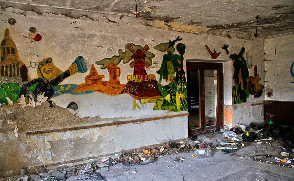 Hornická historie se ve Zlatých Horách nezapře. Ani na freskách v sále bývalého hotelu Slezská beseda.