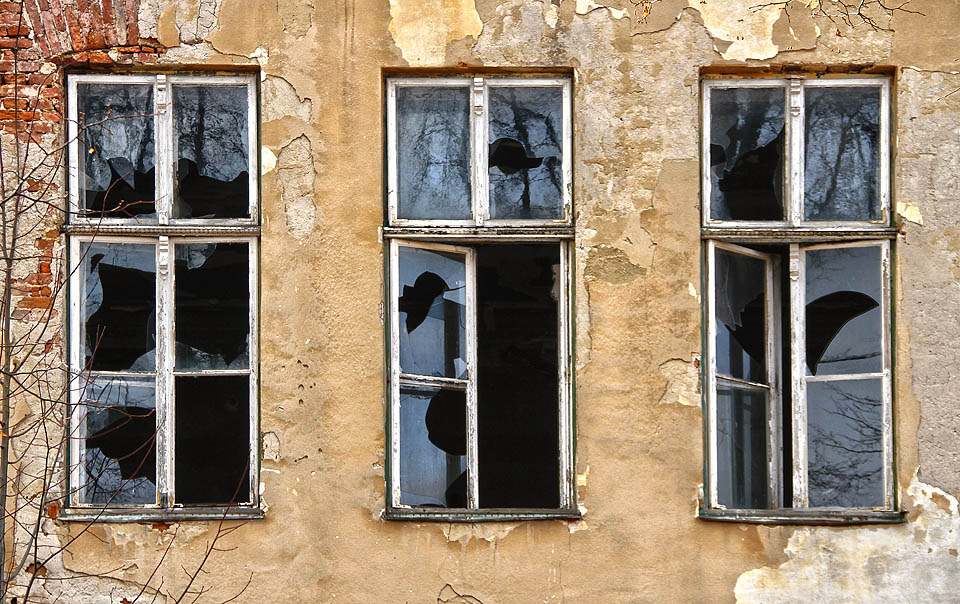 Ohlušující křik vytlučených oken nedává člověku spočinout ani na chvíli v klidu.