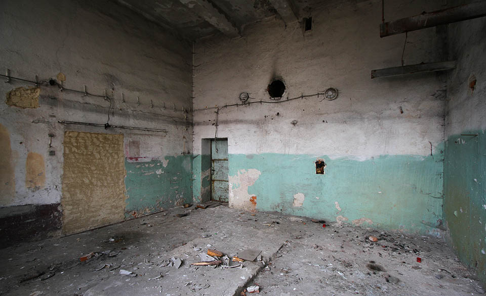 Také bývalá kotelna ve dvoře zeje prázdnotou. Je tady sucho a klid.