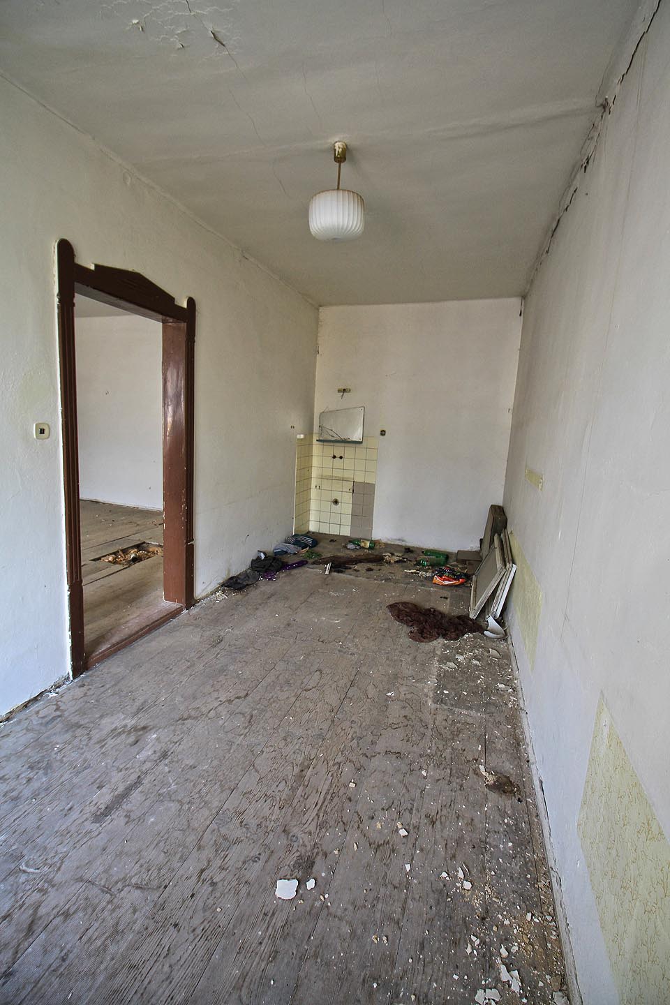 Od nejjednodušších, tvořených úzkou místností bez vybavení až po luxusní pokoje s vlastní koupelnou a předsíní.