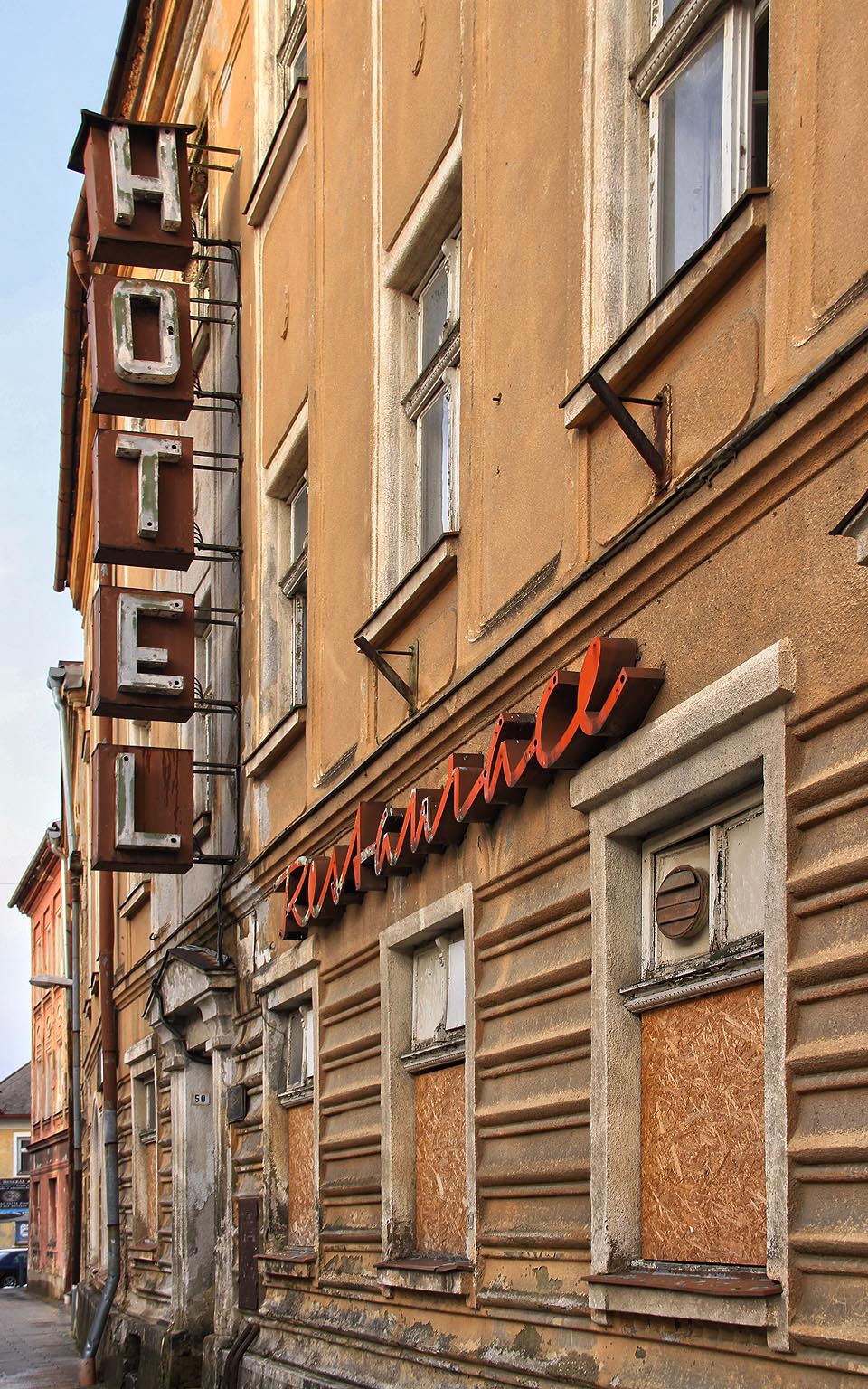 Bruselské cedule někdo připravil o neonové trubice, takže již nelákají projíždějící hosty.