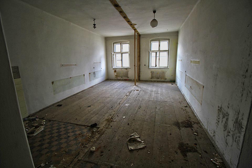 Po válce přišla bída a některé větší pokoje byly přepůleny dřevěnou konstrukcí na menší jednolůžkové.