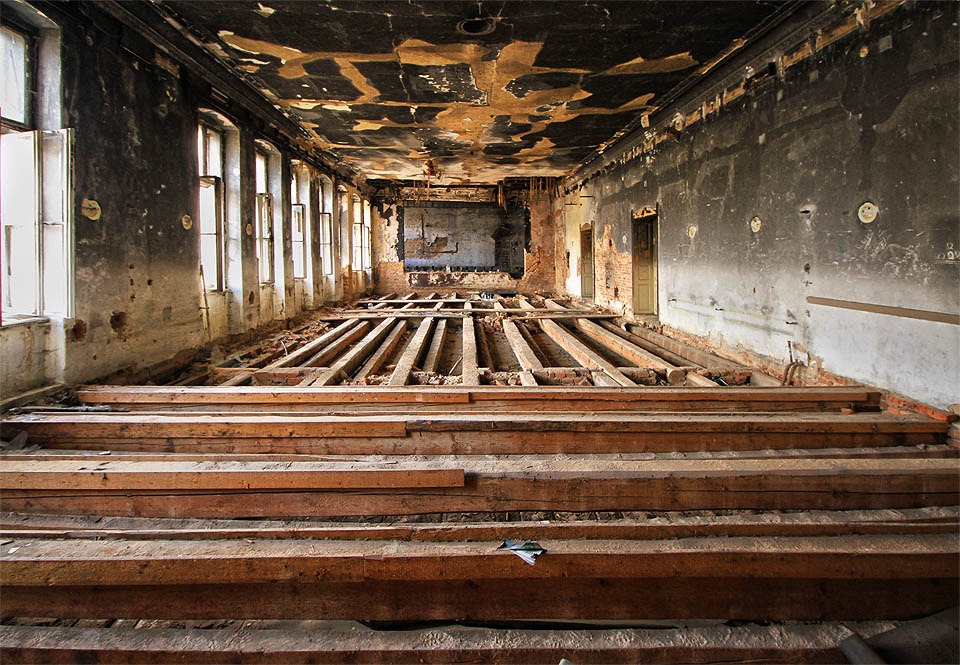 Zlatým hřebem v budově hotelu je původní taneční sál. Majestátní a krásný přesto, že si někdo s sebou odnesl celý parket.