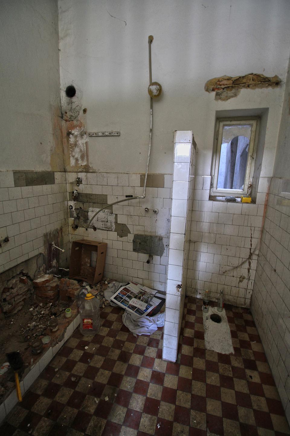 Koupelny a toalety jsou vpravdě spartánské. Ale kdo se trefí do díry, nemusí si zoufat.