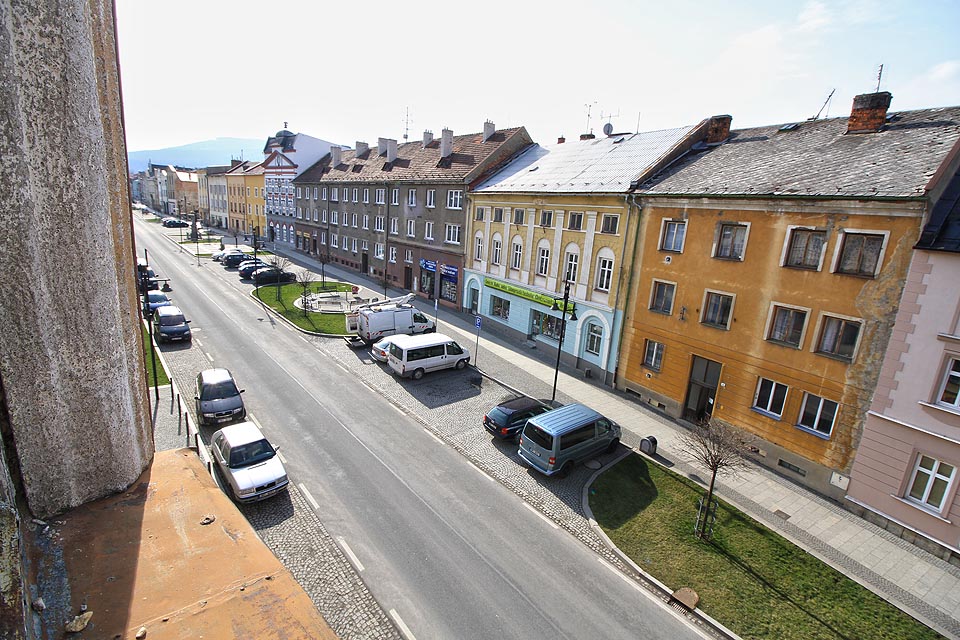 Výhled na náměstí je z hotelu stále prvotřídní. Na radnici, co by vydrolenou cihlou dohodil.