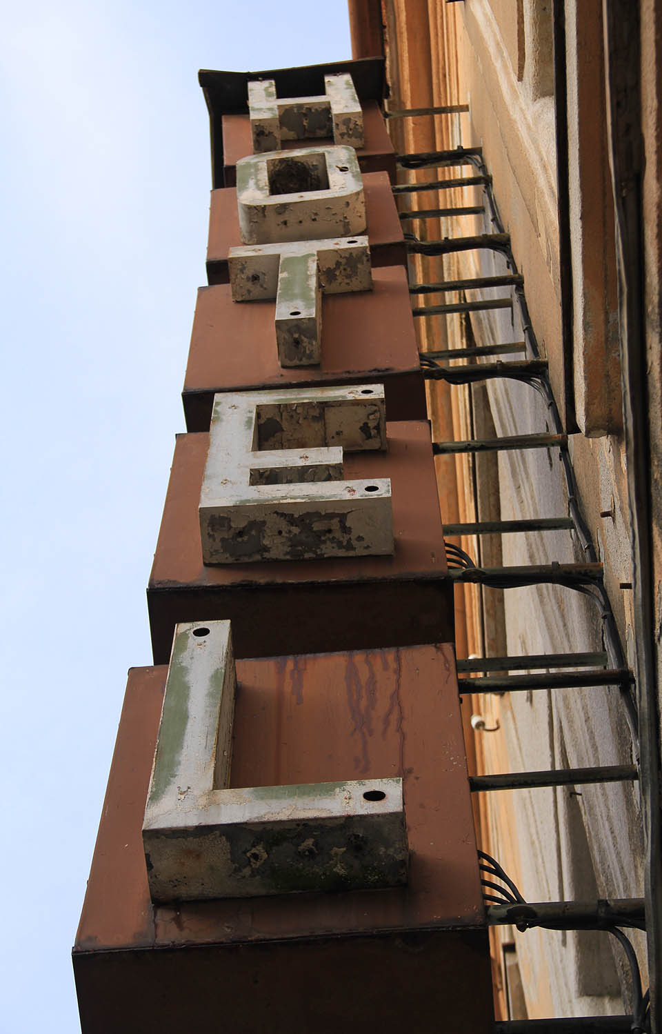 Hotel Slezská beseda trpělivě stojí na dolním konci náměstí Svobody a čeká.