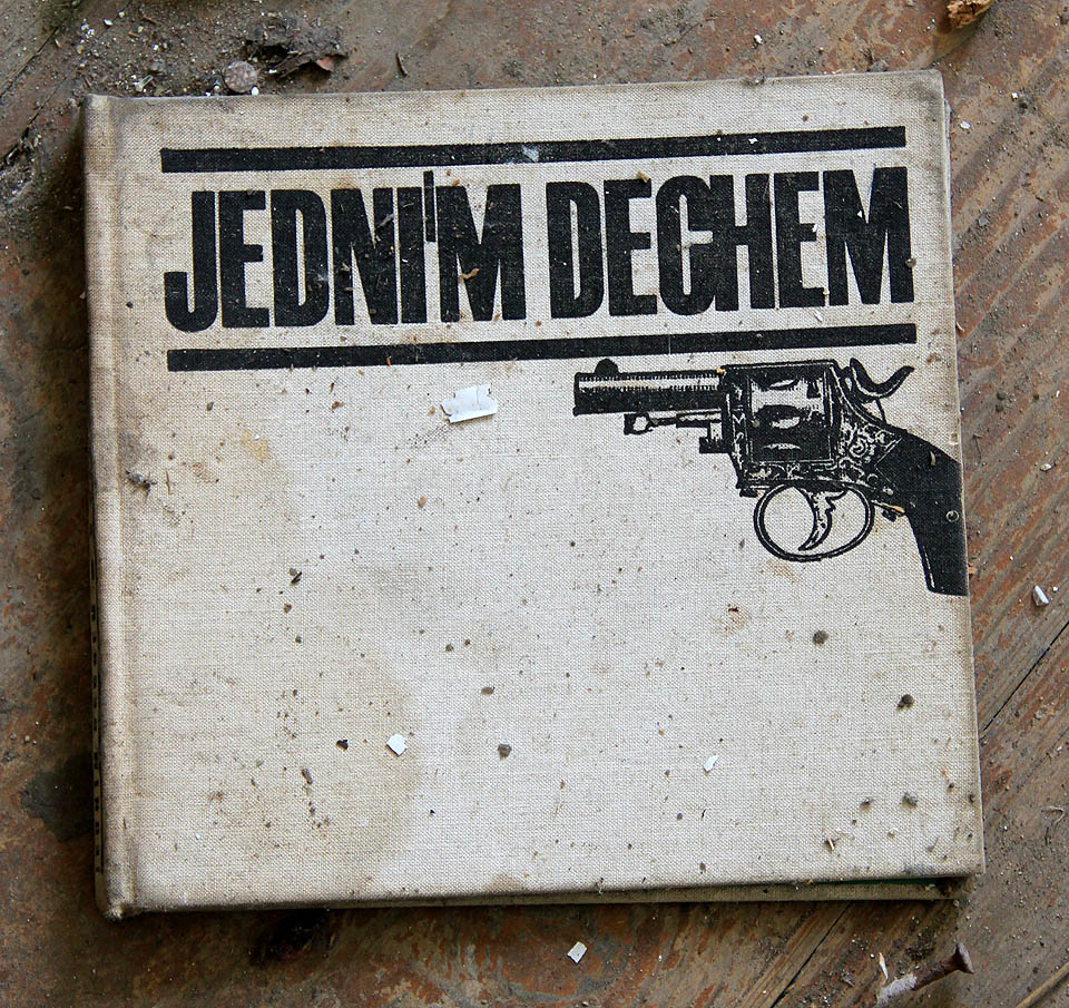 Četba pro dlouhé únorové večery v pohraničí. Stejně jako průzkum opuštěného hotelu…