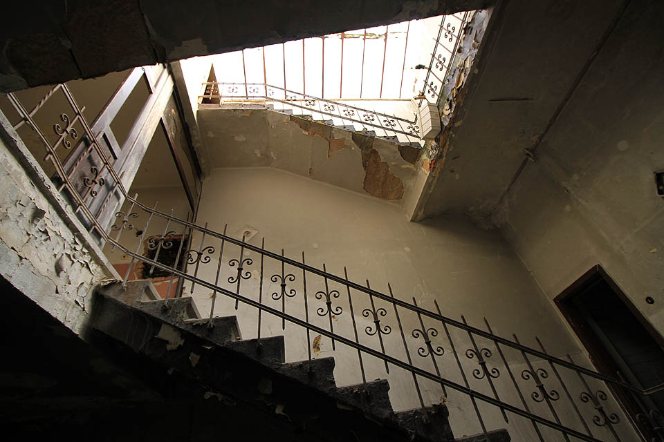 Vzhůru tedy proskleným átriem ke slunečním paprskům. Když přimhouřím oči, jako bych se znovu protahoval úzkými průchody do dvorků a na schodiště pitoreskních činžáků v Benátkách před čtvrtstoletím.