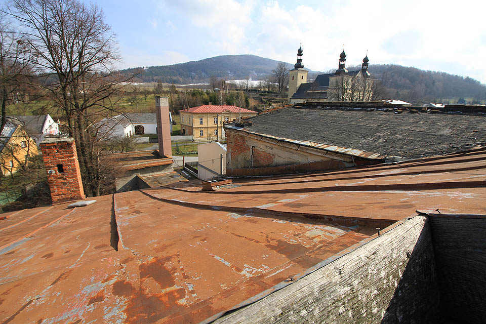 Do Zlatých Hor přišlo jaro roku 2016. Na kopcích tají poslední zbytky sněhu, nesměle raší pupeny. Výhled ze střechy hotelu se nemění po staletí.