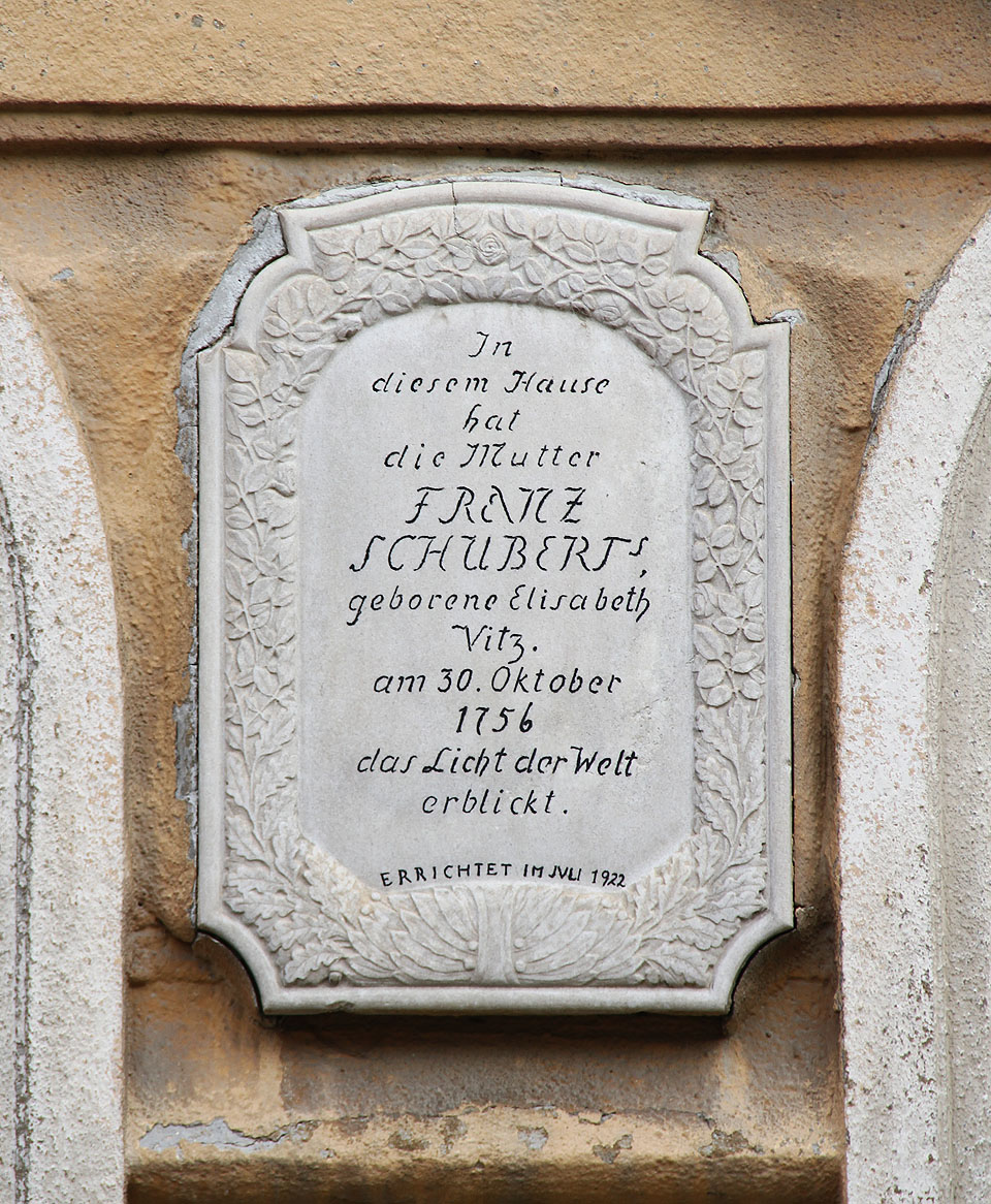 Budova hotelu se pyšní jednou zvláštností - stojí na místě rodného domu Elisabeth Vitzové, matky hudebního skladatele Franze Schuberta.