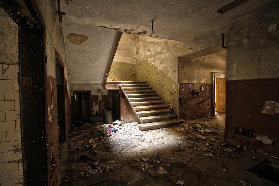 Schodiště ozářené caravaggiovským paprskem zve k průzkumu vyšších pater. Nicméně zdržíme se ještě v přízemí.