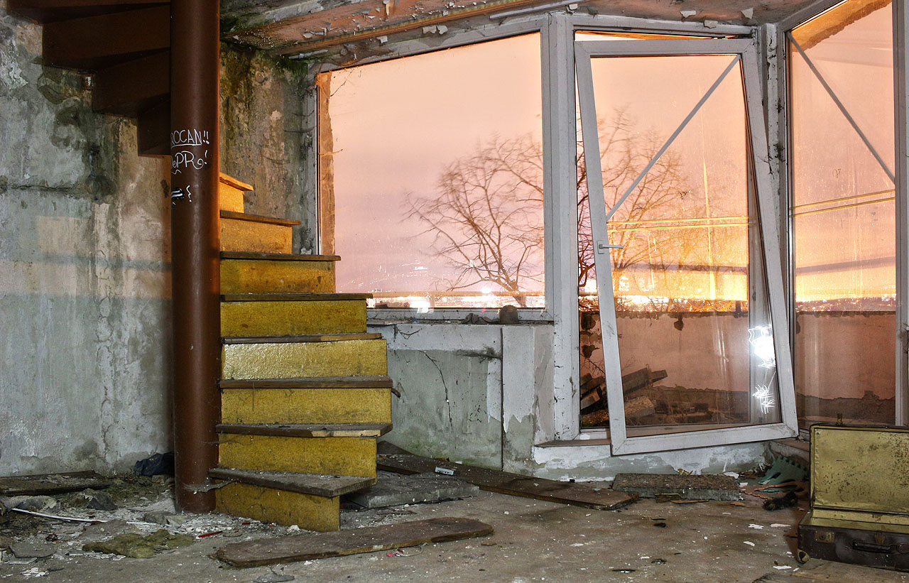 Schody jako by z oka vypadly těm na dvacetiqəpikovce, jedné z nejhezčích mincí světa.