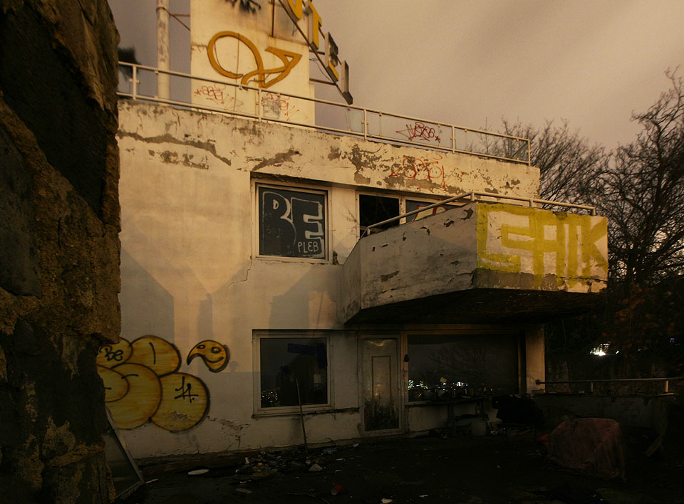 Tvar stavby je skutečně jediněčný. Na reltivně úzké parcele se na výšku sedmi pater rozkládá několik nepravidelných teras, balkónů a zákoutí, která se navíc nikdy neopakují. Svoje kouzlo ještě znásobí při noční návštěvě.