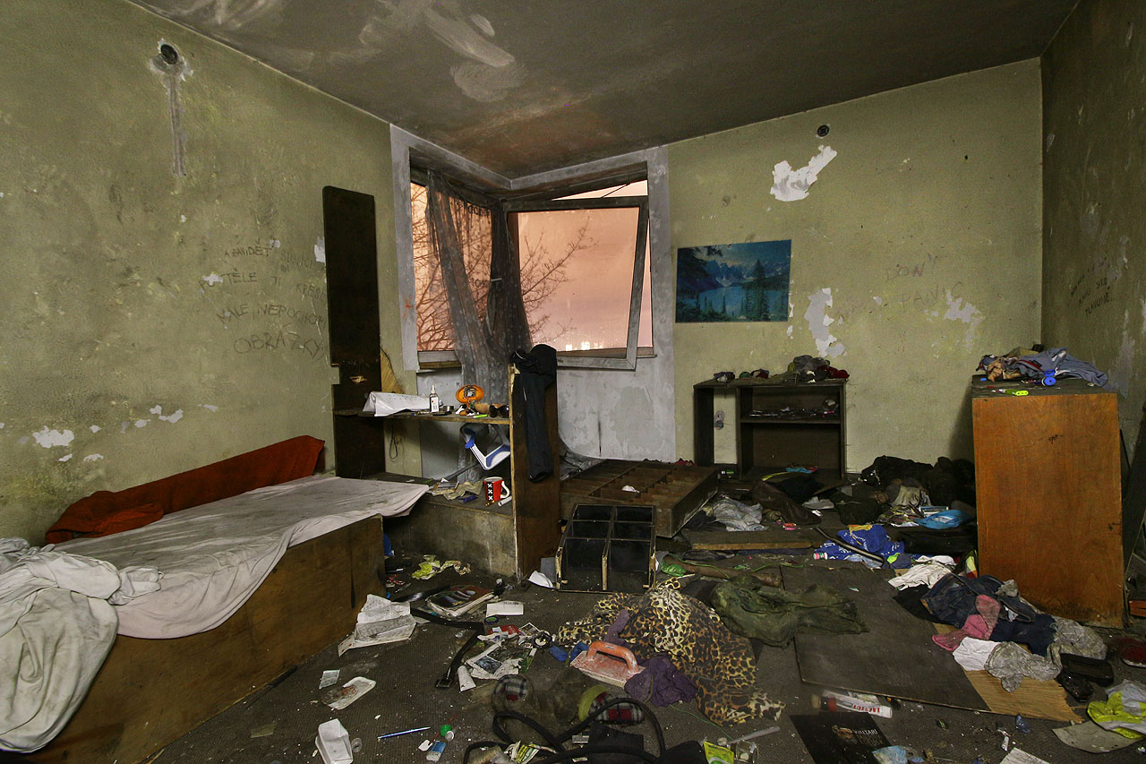 Pokoj v nejvyšším patře nebyl z největších, ale nabízel výhled na Prahu a pankráckou skyline.