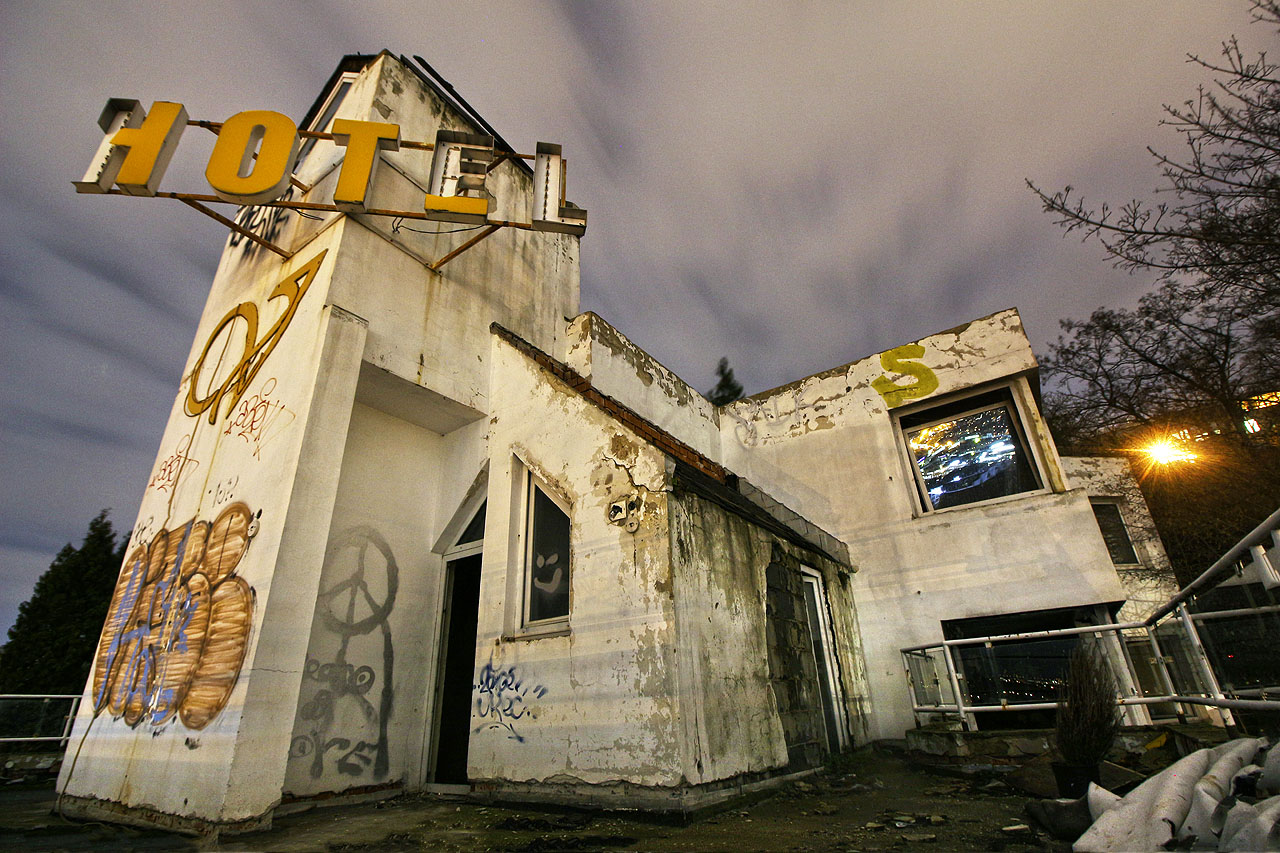 Přes všechny nechutné nánosy hnusu a špíny má hotel Vaníček pořád svoje zvláštní kouzlo. Ponejvíc v mrazivé noci, kdy nad tichými strahovskými zahradami plují rychlá, městem ozářená oblaka.