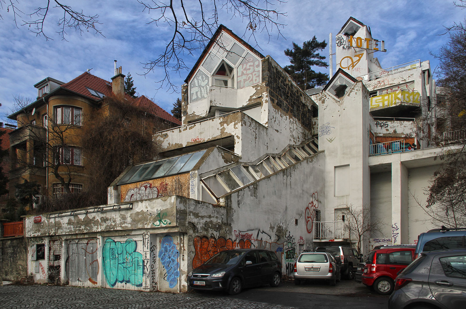 Kaskádovitý hotel potřeboval dva výtahy, protože žádná šachta nemohla procházet všemi patry. Prostor před dolním výtahem si oblíbili obyvatelé okolních domů, kteří si z něj udělali divoké parkoviště.