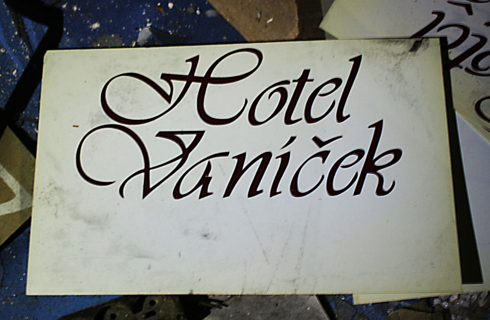 V nejhlubších sklepeních lze dosud nalézt listinné materiály dosvědčující, kdo byl skutečně majitelem hotelu.