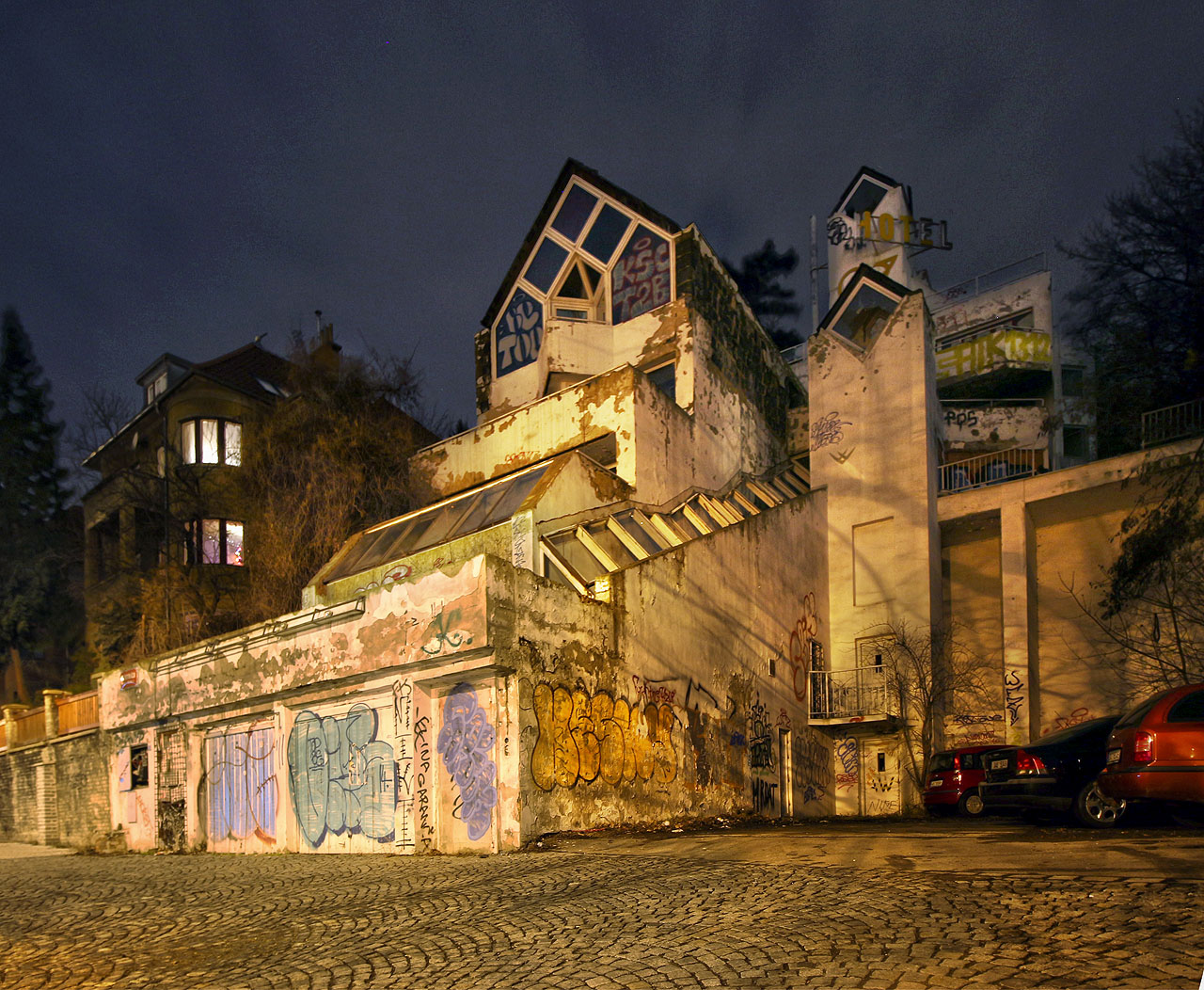 Za dlouhých zimních večerů nezbývá než dumat nad tím, jak by hotel dopadl, kdyby již před deseti roky nezačal jeho pád do bahna soudních sporů. Byl by dnes přestavěn k nepoznání nebo by se snad stal jakýmsi skanzenem zbrklé architektury 90. let?