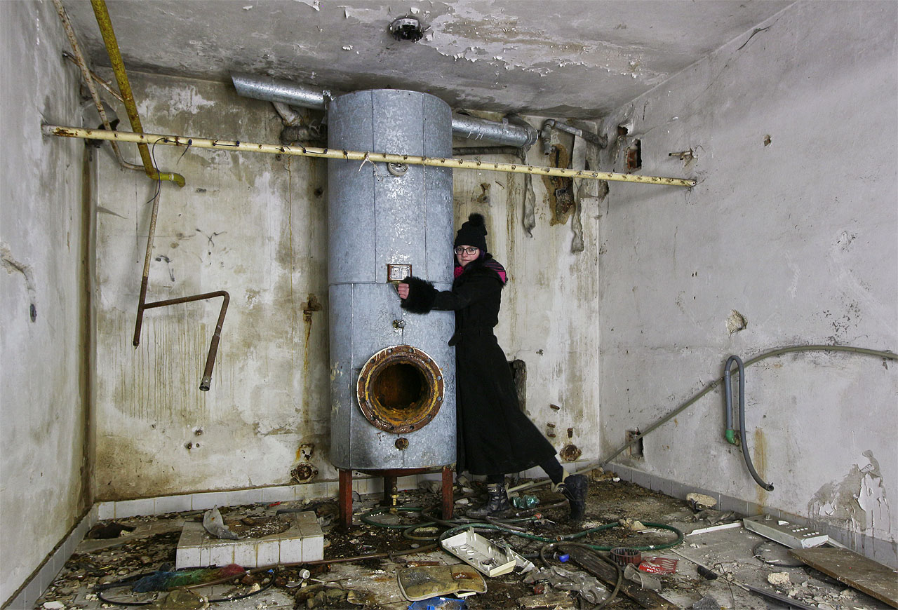 Odvážná školačka se marně tulí ke kotli ústředního topení. Je tu mrazivá zima, život v hotelu vyhasl již před desetiletím.