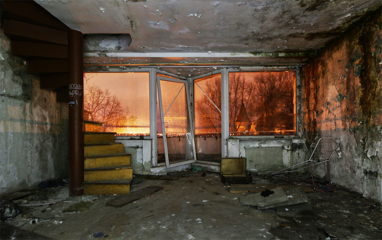 Salónek nad restaurací sloužil k pořádání menších společenských akcí. Po točitém schodišti odtud bylo možné (snad při vhodných příležitostech) vystoupat rovnou do pokoje o patro výš.