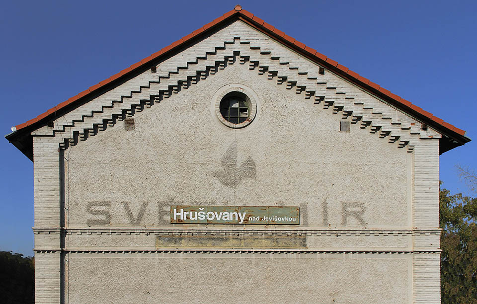 Nápis „Světu mír“ a obrázek holubice pochází z období socializmu. Ušlechtilé provolání cílí na cestující přijíždějící z neutrálního Rakouska.