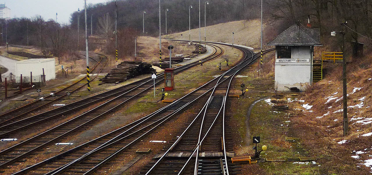 Stavědlo, telefonní budka a vlečka do cukrovaru. Vpravo je vidět odbočující kolej tratě do Hevlína.