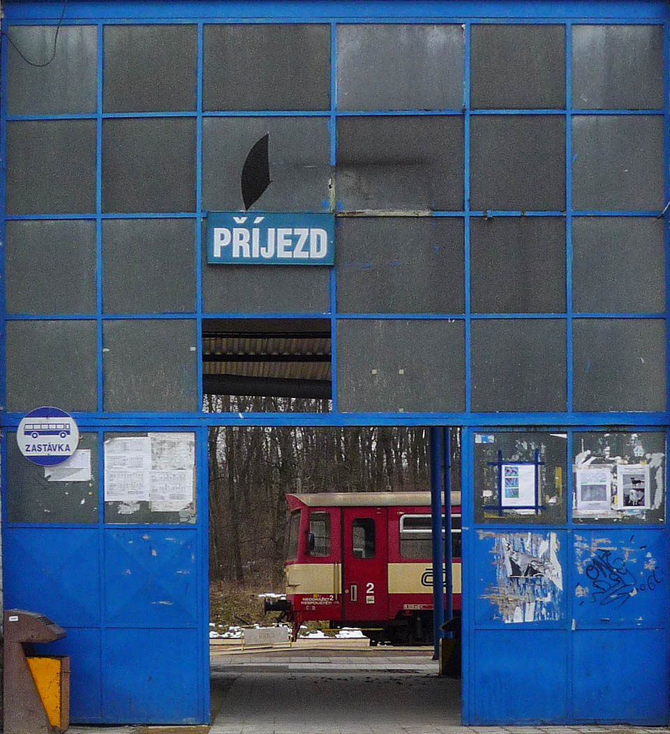 Jeden z posledních vlaků před zrušením trati do Hevlína číhá za bočním vchodem na 1. nástupiště hrušovanské stanice.