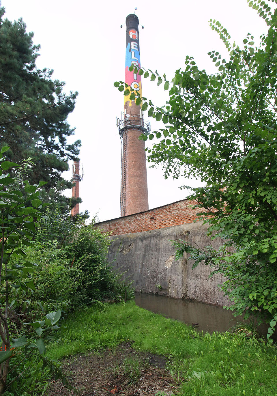 Naprostá většina obyvatel města by nepoznala, kde se palouček na břehu vodního toku nachází, nebýt agresivní reklamy na jednom z komínů Fričovky.
