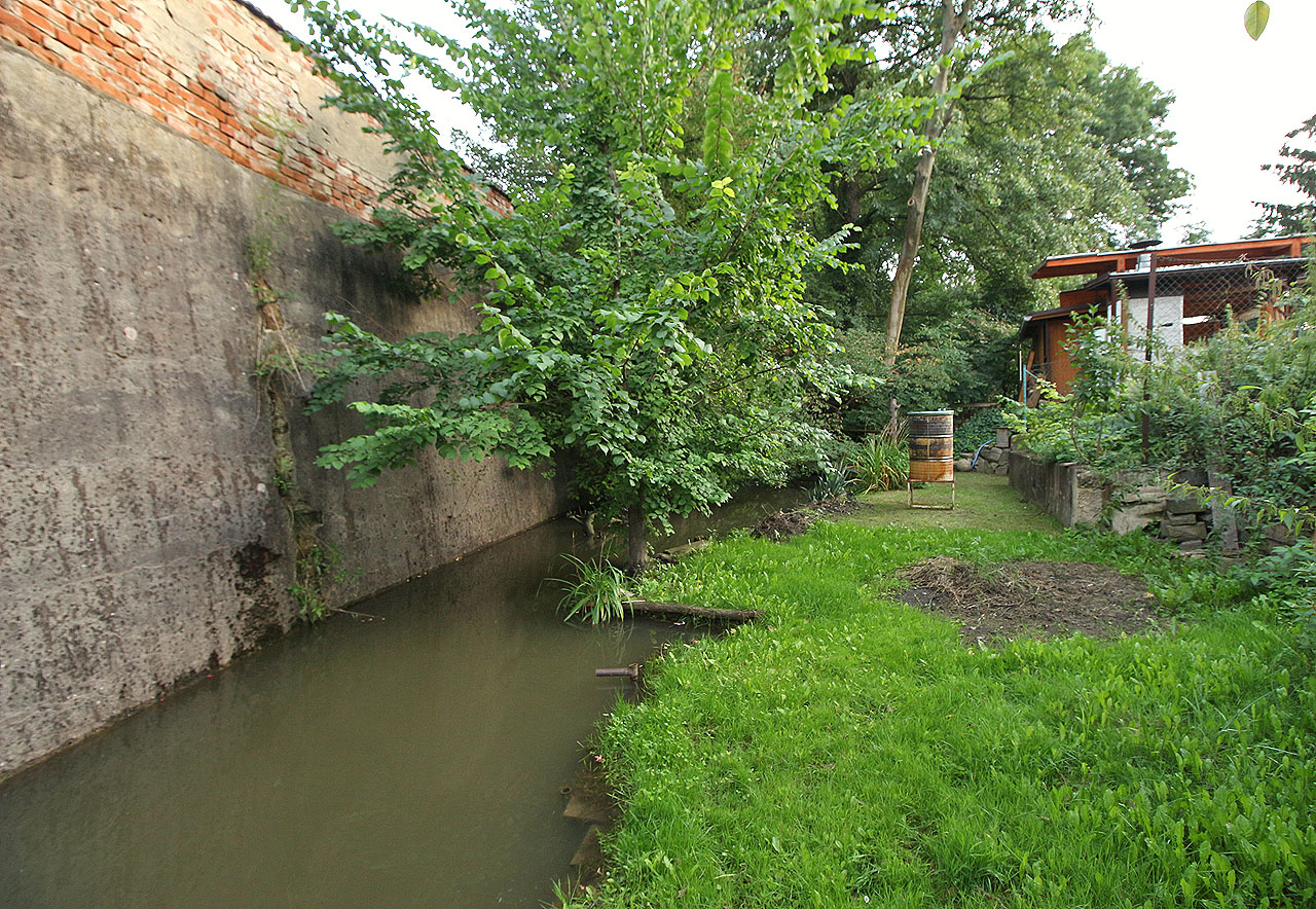 Tichá a zapomenutá jsou zákoutí Druhého Brna, pod zdmi a mezi dvory, na dně strže, za továrnou.