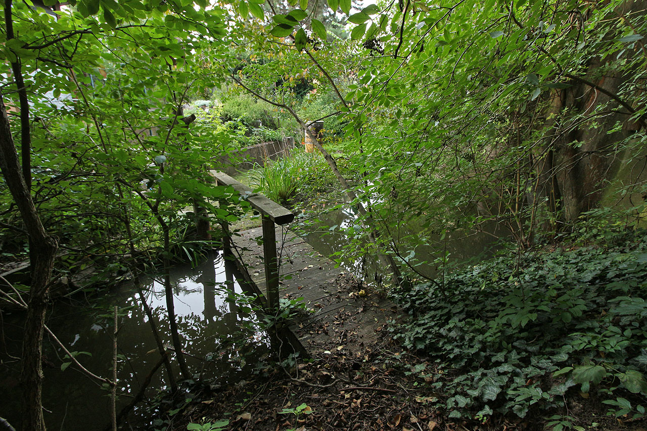 Kromě těch běžně přístupných a známých vedou přes náhon ještě dva další mosty. Ten první, dřevěný, vypadá, jako by vypadl z nějaké pohádky.