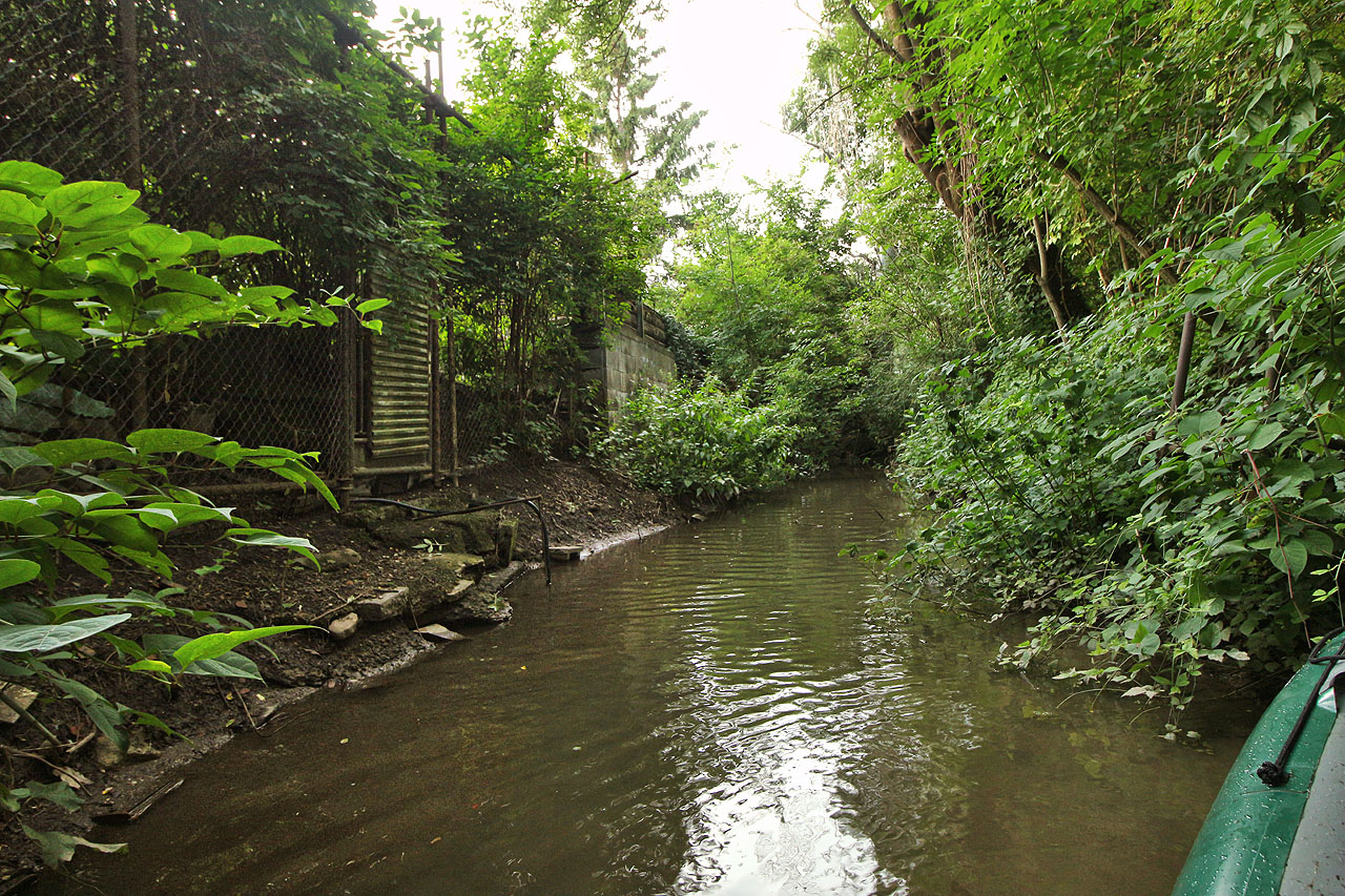 Dál plynou vody náhonu líně mezi zídkami a zahrádkami v zadních traktech domů na Valchařské ulici. Dostat se sem dá jedině na lodi.