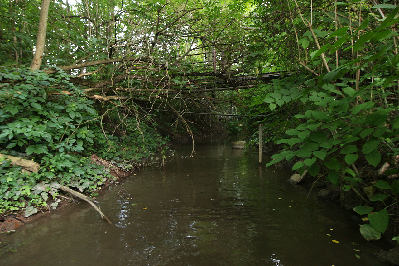 Druhý most je kovový a vede ke kurtům TJ Mosilana. Ty si ponechaly jméno továrny i dávno po zániku textilního impéria.