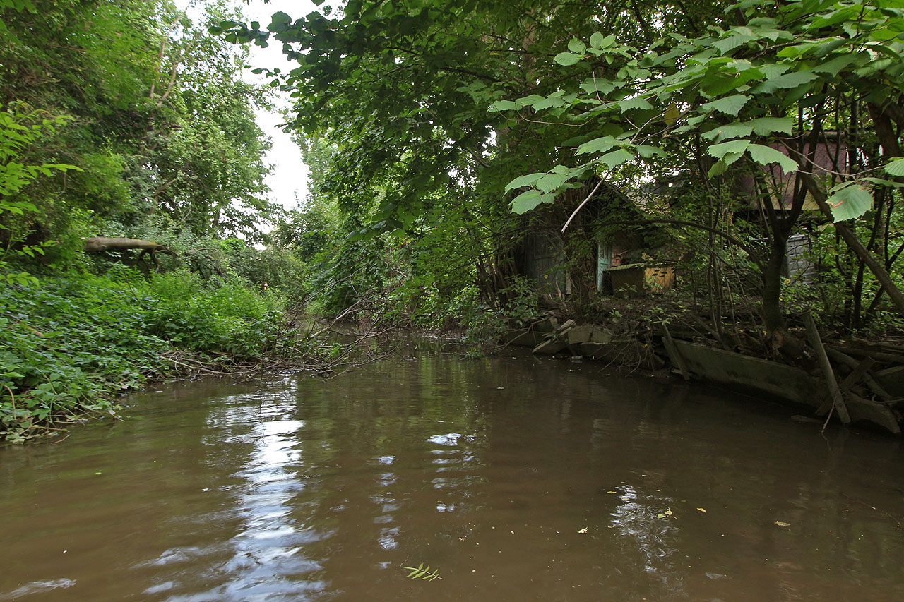 Závěrečný úsek náhonu, který se tu přimyká k nešťastné Kaloudově ulici, z větší části zdemolované v roce 2021 v souvislosti s výstavbou mimoúrovňové křižovatky na podobně nešťastném Tomkově náměstí.