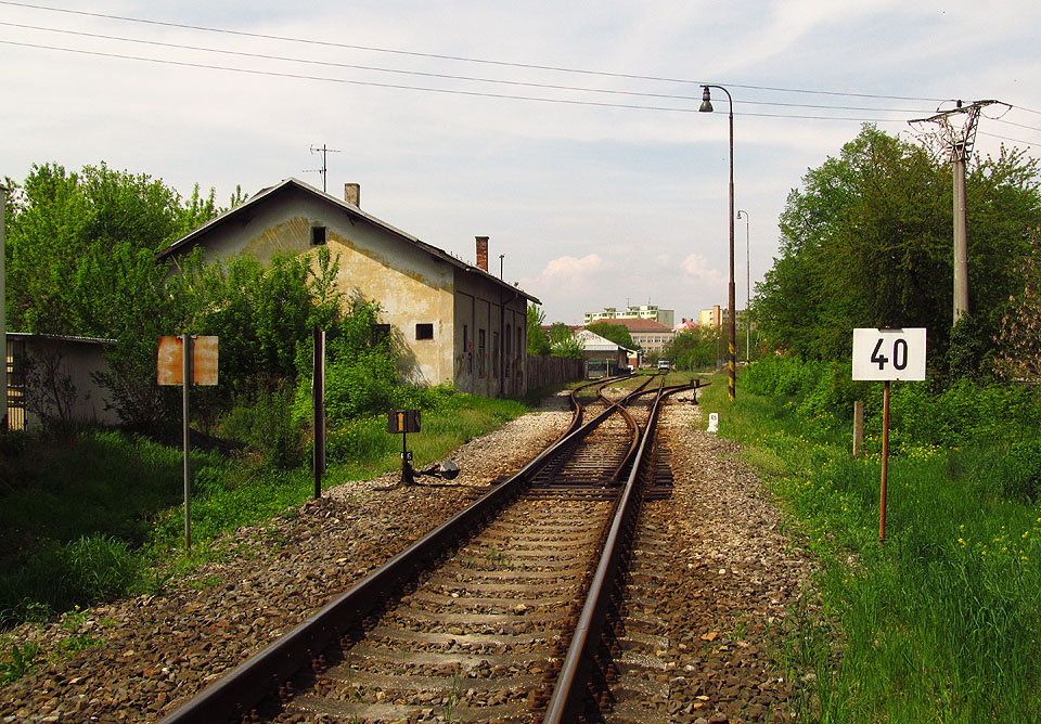 Na jediném - jižním (šakvickém) zhlaví stanice se jednokolejná trať rozplétá do trojice kolejí - nejprve výhybkou č. 5 odbočuje doleva 2. kolej, vzápětí výhybkou č. 4 odbočuje doprava 3. kolej. 1. kolej vede přímo až k jedinému nástupišti.