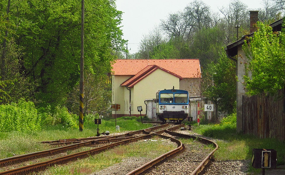 Traťová rychlost je stanovena na 40 km/h, stejně jako nejvyšší povolená rychlost v koncové stanici Hustopeče u Brna. Na svátek svatého Jiří právě vjíždí do stanice o 18 minut opožděný osobní vlak č. 4651 vedený motorovým vozem č. 809 358-5.