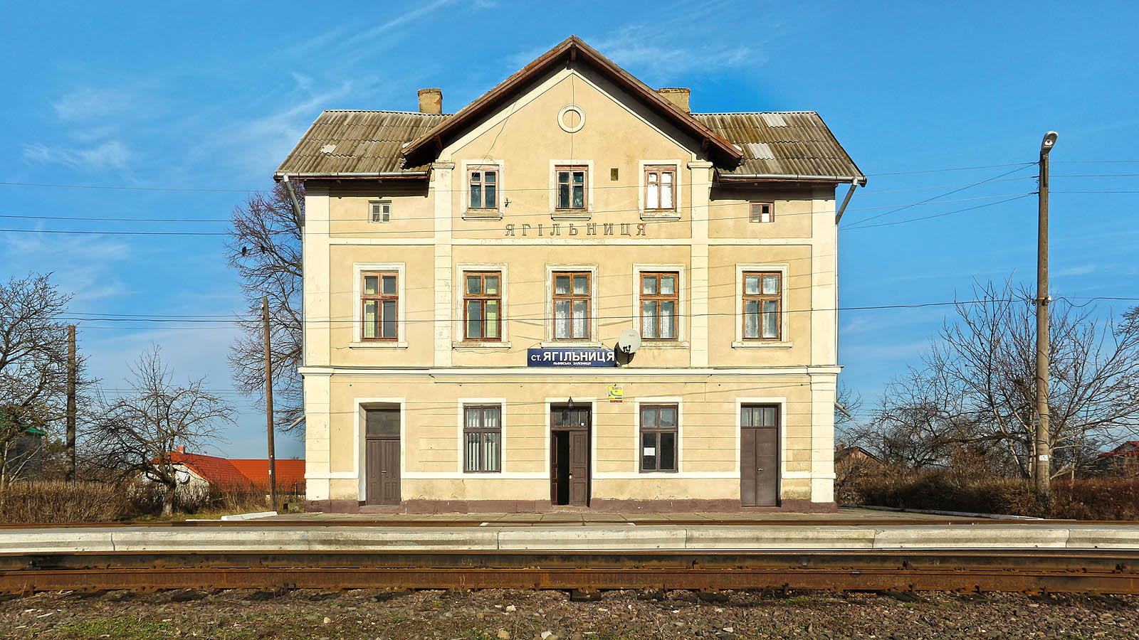 Výpravní budova stanice Ягільниця prošla několika citlivými rekonstrukcemi a vypadá prakticky stejně jako v roce 1887, kdy byla vybudována. Zřejmě se stala inspirací pro o 18 let mladší výpravní budovu ve stanici Nové Město na Moravě.