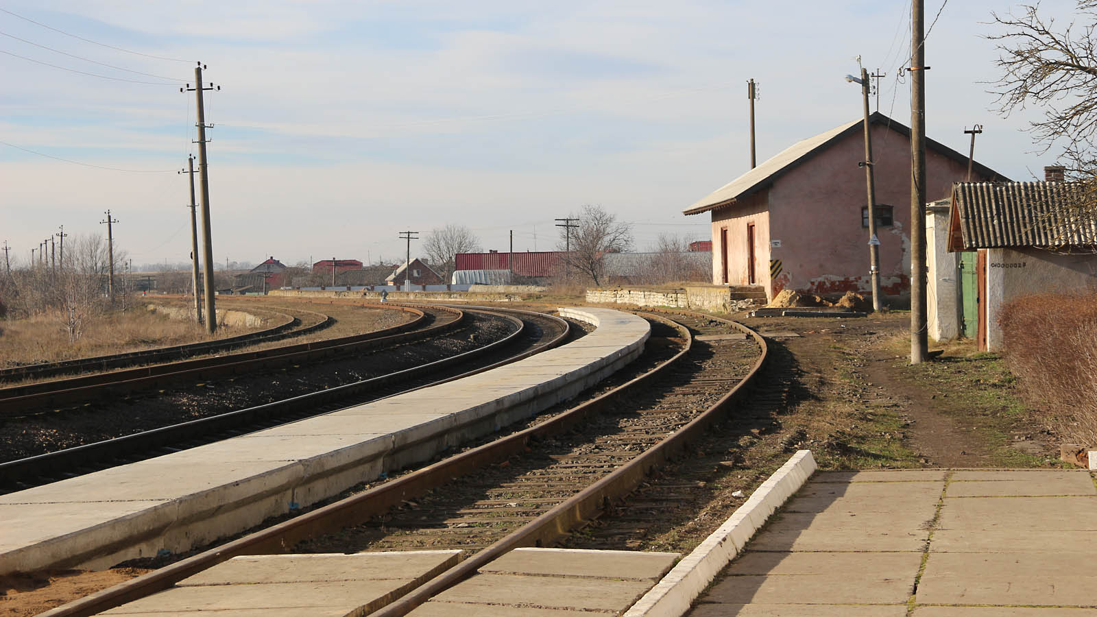 Stanice se nachází v poměrně ostrém oblouku, což jí dodává nevšední dojem. Výpravčí díky tomu nedohlédne na západní zhlaví. Vpravo na snímku nevyužívaná nákladová rampa a původní staniční záchody.