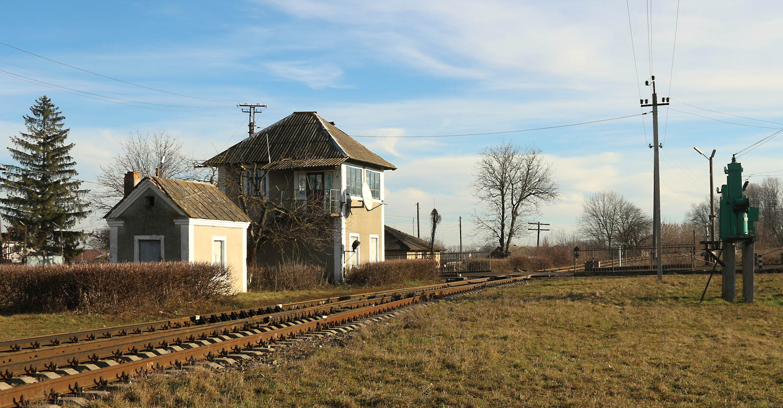 Stavědlo na východní straně nádraží u důkladně zabezpečeného přejezdu s frekventovanou silnicí M-19 (E85).