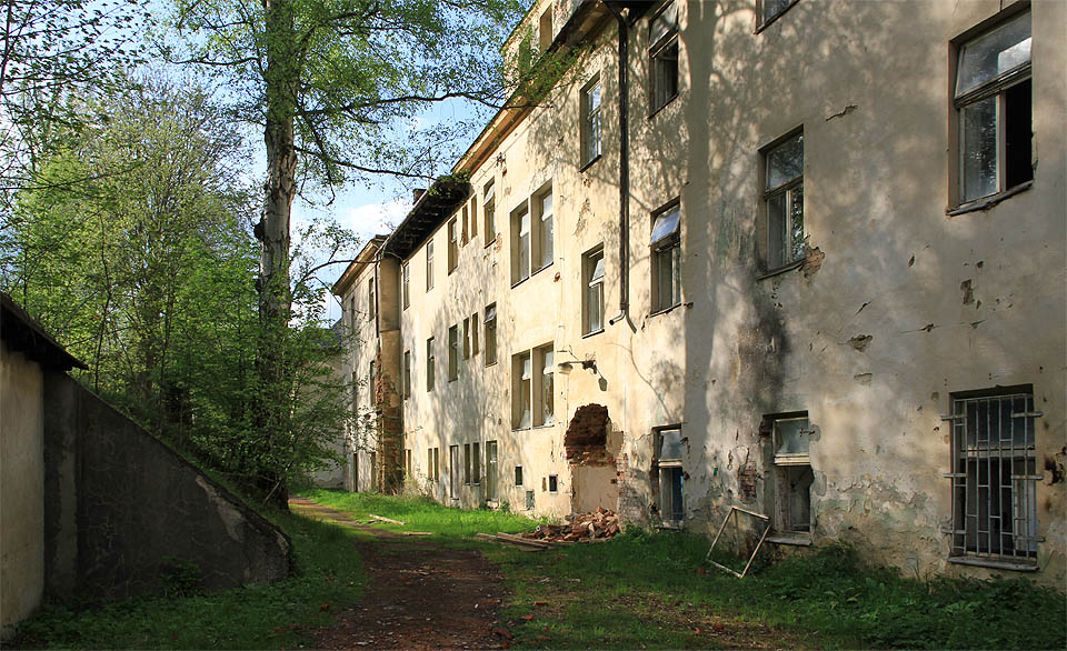 Odpolední jarní sluníčko nahřívá zadní stěnu hlavní budovy v Jánských Koupelích.