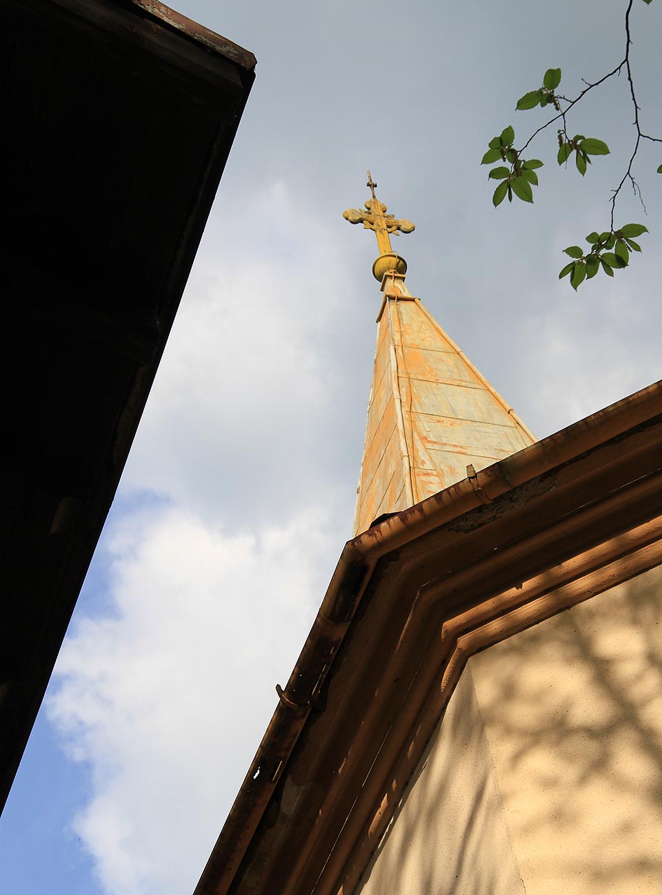 Plechová stříška kaple je jednou z mála ocelových částí, které ještě neodnesli zloději kovů.