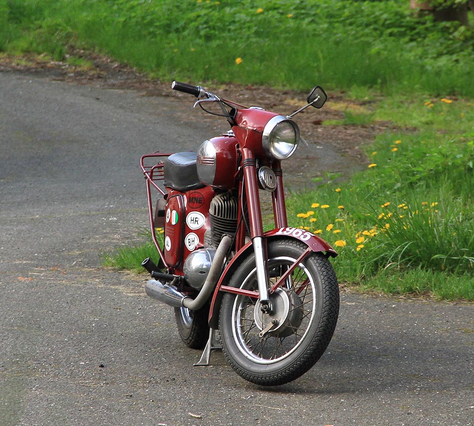 Slušní návštěvníci chátrajícího areálu umí zvolit vhodný dopravní prostředek připomínající snad dobu zašlé slávy lázní.
