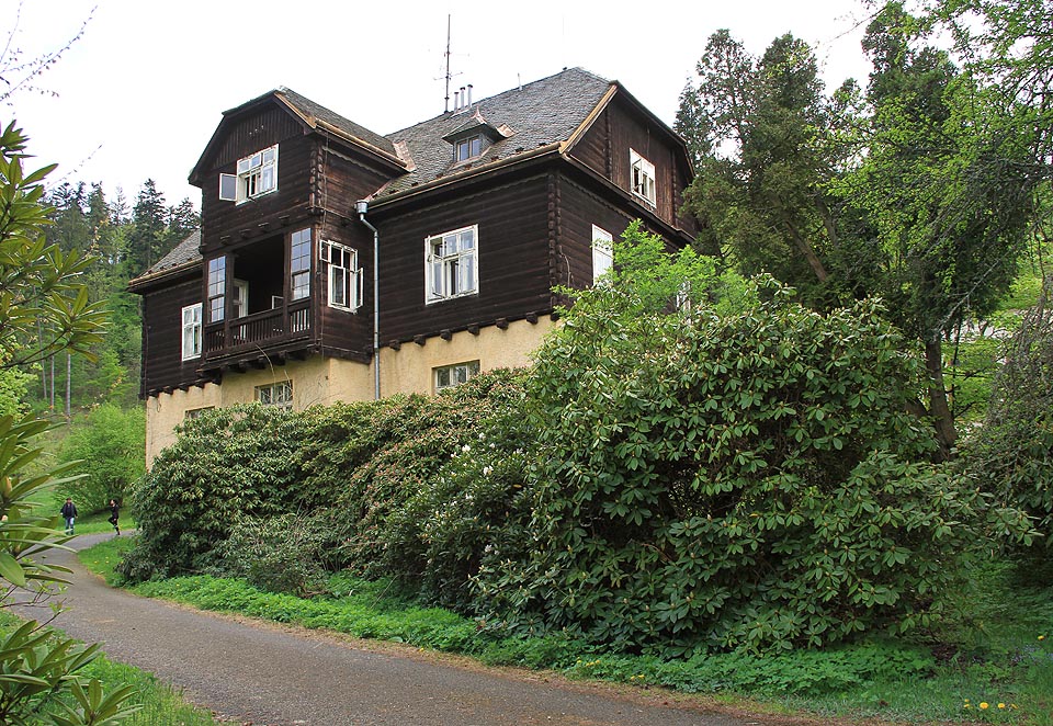 Správní budova je z roku 1913. Stejně jako Březovský vodovod, fotbalový klub Zbrojovka Brno, Jedličkův ústav a parní tramvaj v Ostravě.