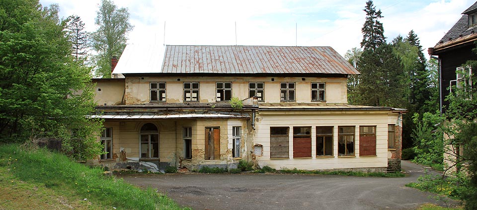 Přístavek hlavní budovy, ve kterém byly umístěny kulečníkové sály a příjemná čítárna zásobená denním tiskem.