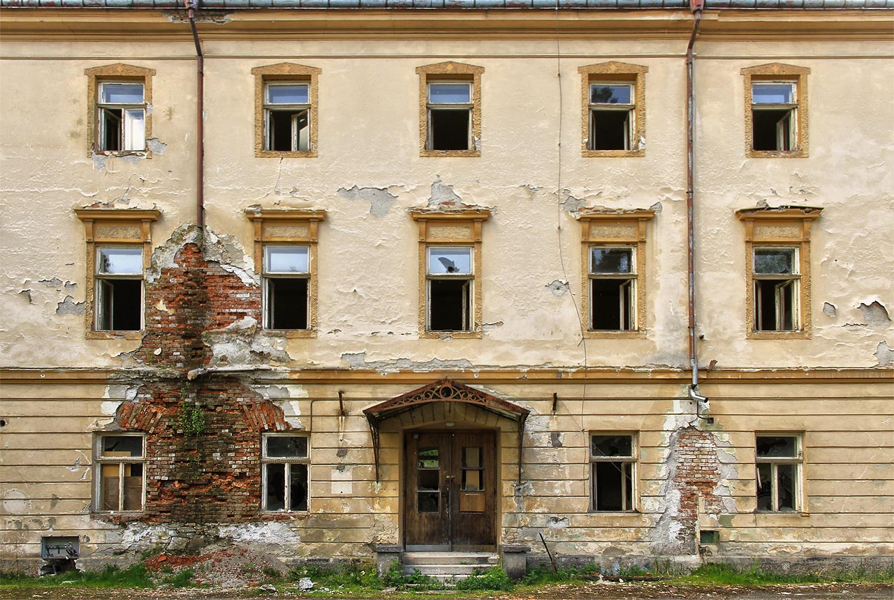 Průčelí hlavní budovy Jánských Koupelí.