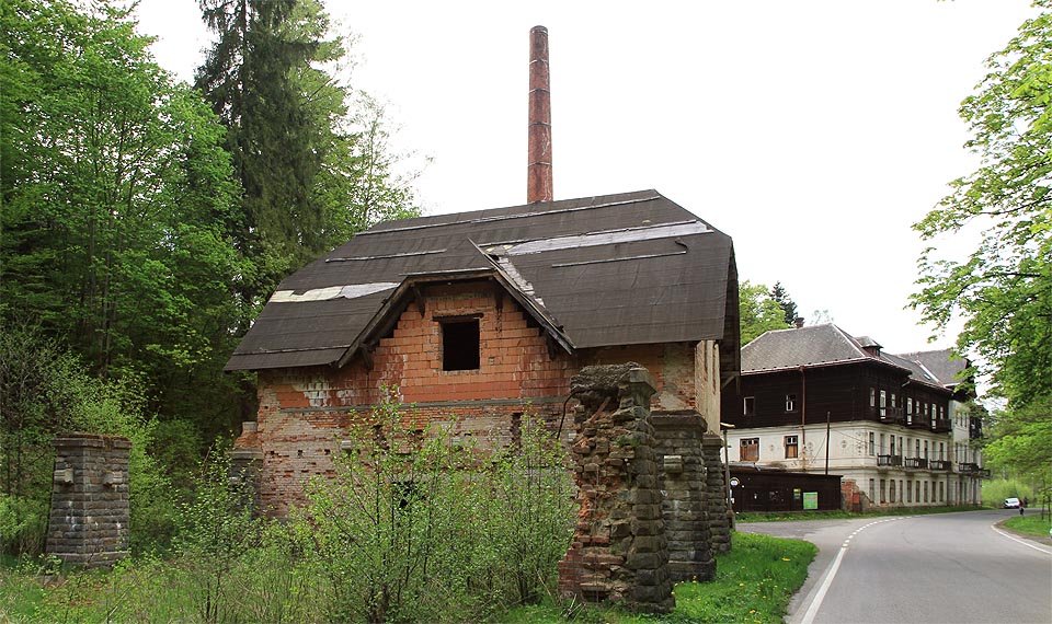 Také budova bývalé restaurace, ač částečně zrekonstruovaná, je odsouzená k záhubě.